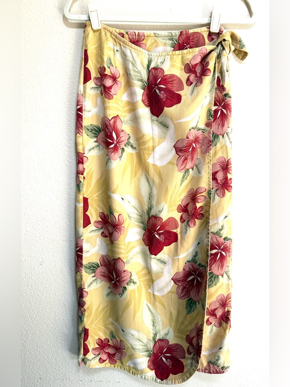 Tommy Bahama Yellow Silk Wrap Skirt Tropical Hawaiian Sz XS Midi Resort Beachy
